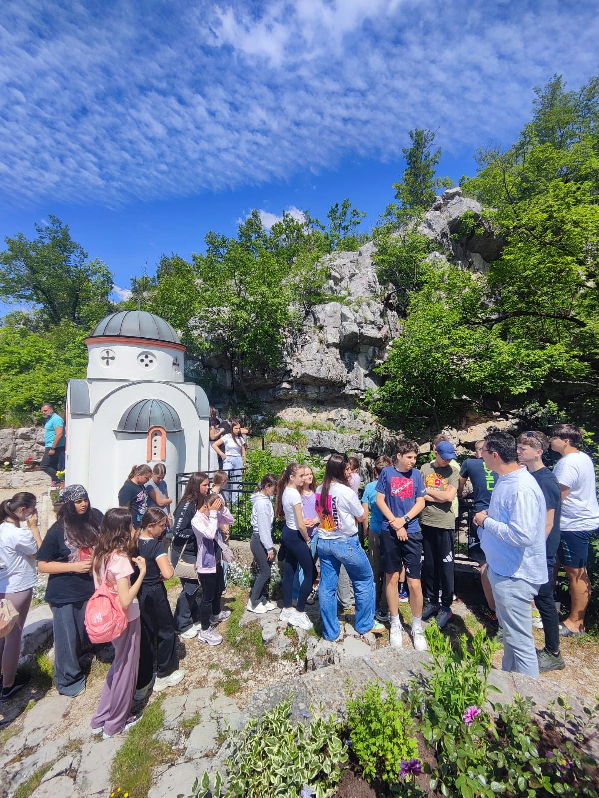 Група код мале капеле у каменитом пределу