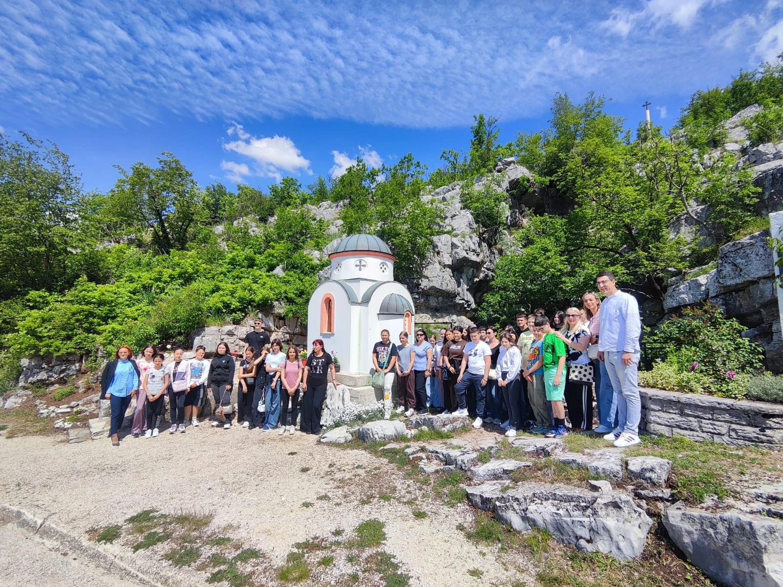 Групна фотографија код капеле и спомен обележја